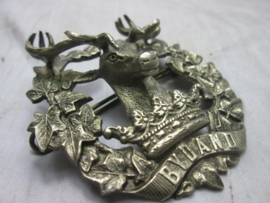 Scottish silver sterling cap badge officer Gordon Highlanders. Baretembleem Schots officiers uitvoering embleem met flink relief.