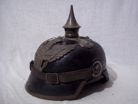 Duitse pickelhaube feldgrau 7e Regiment Dragonder. met F stempel, zeer zeldzame helm officieel gemodificeerd.