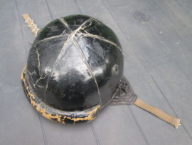 Canadian tank crash helmet first pattern, nicely marked. Canadeese tankhelm 1e model met  oorschelpjes voor de communicatie. bijzonder stuk.