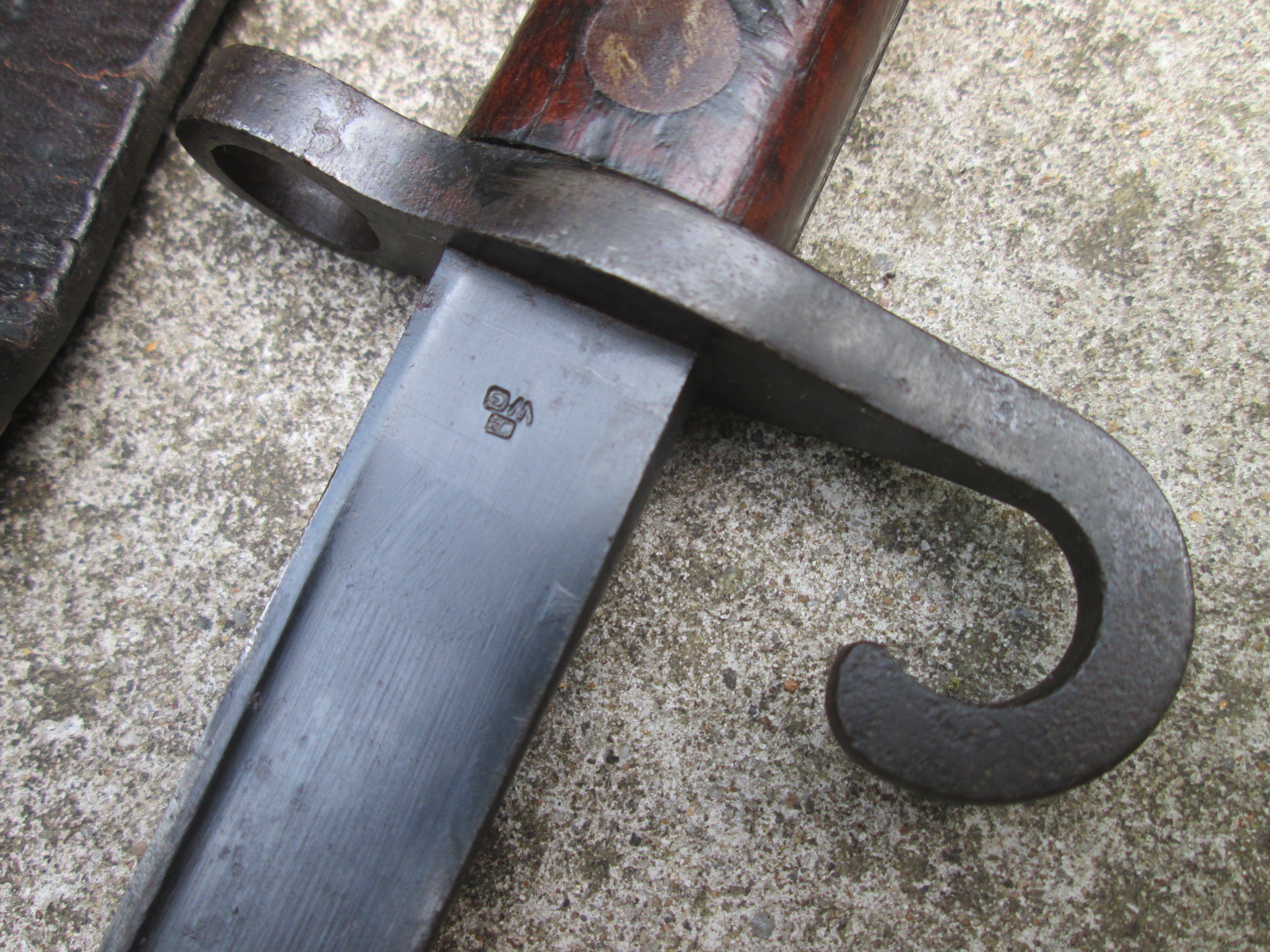 Dutch HEMBRUG bayonet M95 with leather scabbard, Oostenrijkse aanmaak gekroonde T en OWG Oostenrijkse wapen Gesellschaft in Steyer. nette staat. Vanaf ongeveer 1900 verdween de krul.