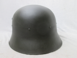 Spanish helmet Modello Z- 1942. Spaanse helm model 1942 naar Duits model, de gehele Franco tijd zijn ze dit model helmen blijven dragen ooit voorzien van ee nander binnenwerk, dit is het binnenwerk uit 1942.