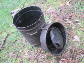 German gasmask container. Duits blik voor het gasmasker zeer nette staat.