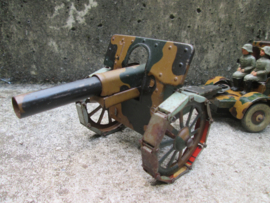 German Tippco Military truck with canon. The canon is in working order, Duitse vrachtwagen wehrmacht camouflage met kanon zeer apart en in een goede staat. alles werkend.