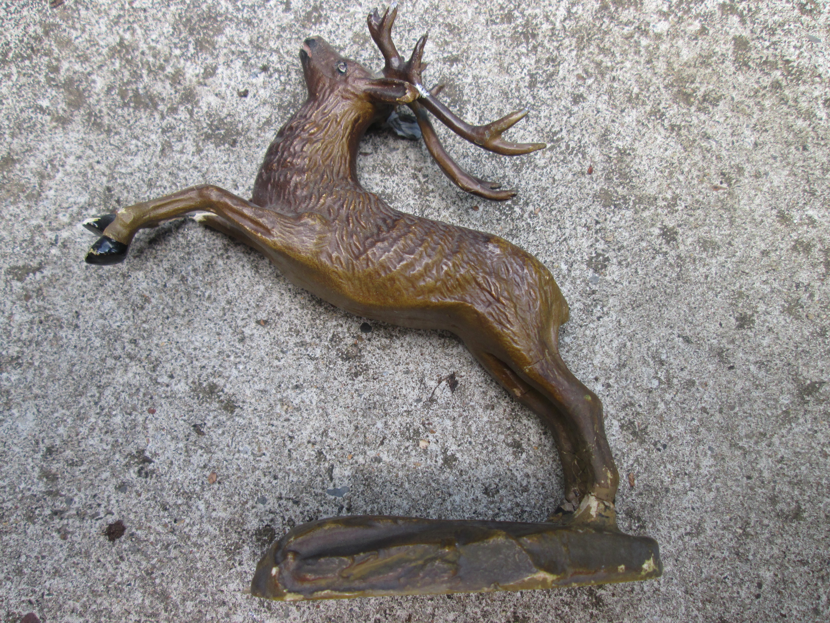 DURSO jumping deer, with a little damage on his leg. Springend hert, met een kleine beschadiging aan zijn poot.