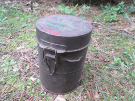 German gasmask container. Duits blik voor het gasmasker zeer nette staat.