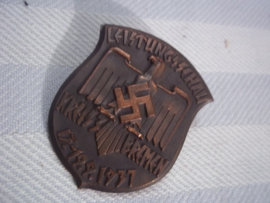 German sport tinnie. Leistungschau Kreis Bremen 1937, very rare badge. Duitse sport tinnie.