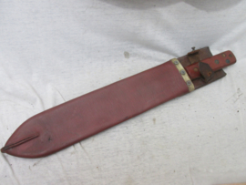 British jungle knife Machete in scabbard. Engels kapmes in leren schede mooi gemarkeerd met de oorlogspijl en de datum 1942, gbruikte staat.