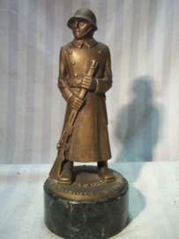 Bronse statue Swiss soldier, shooting price 1939 Luzern. Zwitserse schietprijs, brons beeld