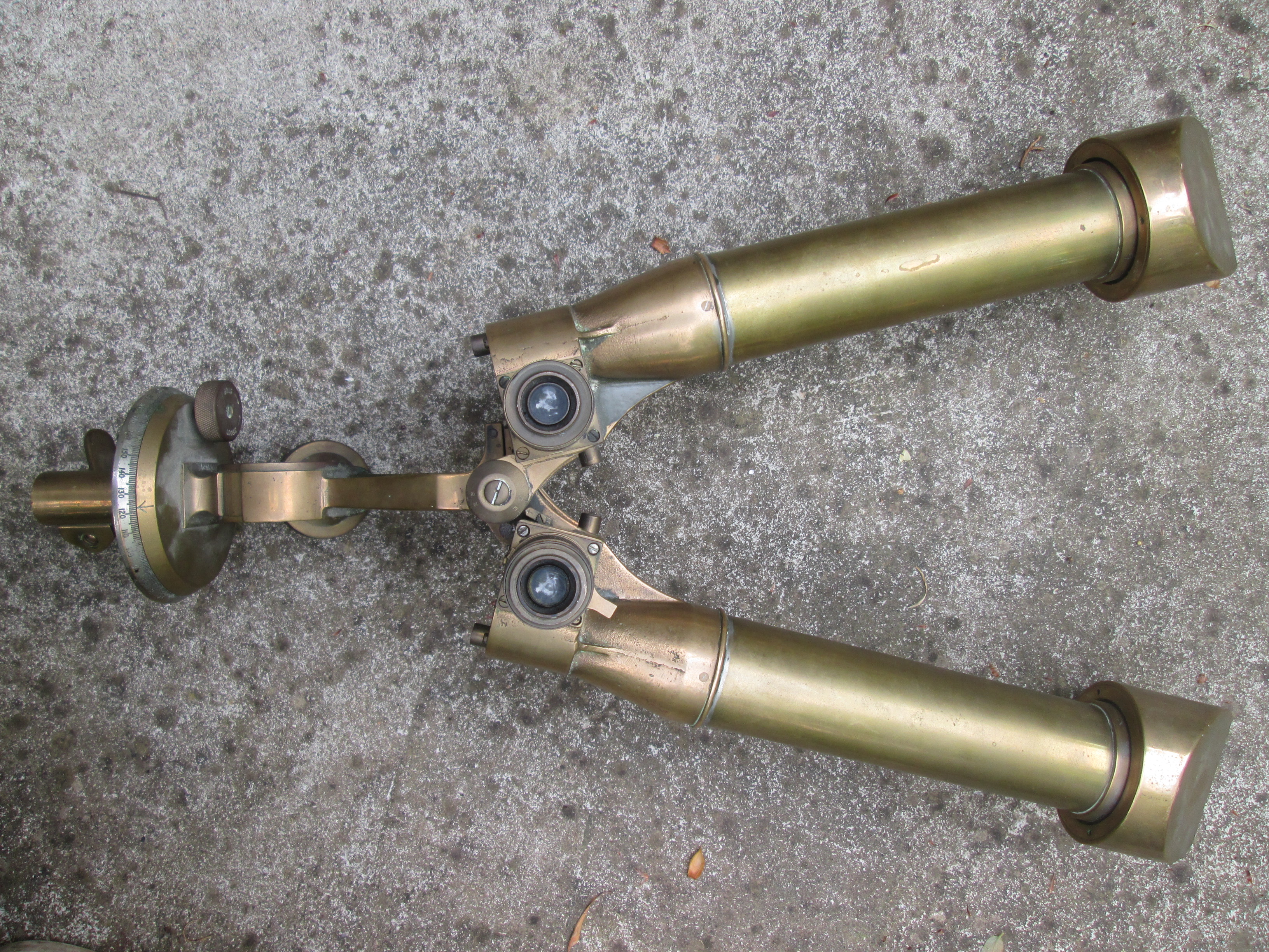British telescope stereoscopic Mk IV, dated 1942. Engelse stereokijker, loopgravenkijker optisch goed, mooi gemarkeerd vervaardigd uit brons, zeer decoratief item.