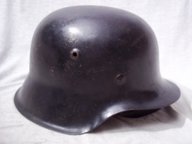 German helmet M-42 original black colour. Duitse helm model 1942 zwart, 100% origineel met binnenwerk en kinriem mooie complete helm. veelal gebruikt door Luftwaffe Flak-eenheden.