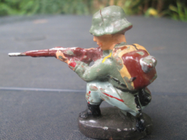 ELASTOLIN German shooting soldier Duitse soldaat knielend met geweer.