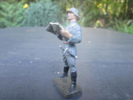 LINEOL German luftwaffe officer with dagger and map. Duitse luchtmacht officier met ponjaard en landkaart, goede staat apart figuur.