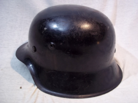 German helmet Mdl 1942, size helmet 62 size innerliner 55. together found with the Jungvolk belt. Duitse helm Model 42, samen gevonden met de Jungvolk Hitler-Jugend koppel. maat 55 maat helm 62. mooi gedateerd binnenwerk en kinriem.