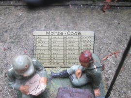 ELASTOLIN 2 German soldiers radiostation with morse code. 2 Duitse soldaten bij zendcentrale met metalen morse code plaatje leuk geheel.