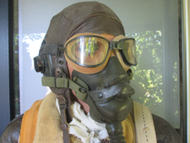 Complet uniform USAF pilot, bombercrew. WW2.Complete uniform en uitrusting van een Amerikaanse USAAF piloot. moi gemarkeerd, bijzonder stuk.