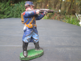 French soldier WW1 shooting soldier. 10 cm. Franse soldaat WO1.