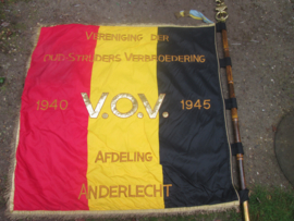 Belgische oudstrijders verenigings vlag van Anderlecht zeer goede staat compleet met metalen leeuw en bamboevlaggenstok.