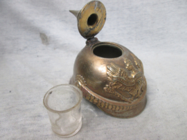 Miniature spike helmet as inkwell. Duitse pickelhaube met pruisisch embleem als inktpotje, compleet met het glaasje.