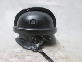 Miniatuur Duitse metalen vliegerhelm op marmeren voet.