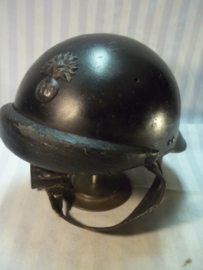 French helmet of the armoured corps, Mdl.1926, with infantry badge, nicely marked. Franse helm van de gemotoriseerde eenheden, tank- motor, mooie helm welke heden ten dage moeilijk te vinden zijn