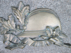 French memorial plaque UNC, with helmet. Frans bronzen herinneringsplaat van de UNC, afgebeeld de Franse helm Model 1915 met infanterie embleem, mooi decoratief stuk.