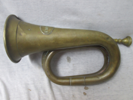 Chinese army bugle. Bazuin van het Chinese leger ten tijde van de Boxeropstand. met Chinese karakters. Het bazuin is helemaal gelijk aan de Duitse bazuinen die daar door het leger werden gebruikt, China zette er alleen hun eigen embleem op.