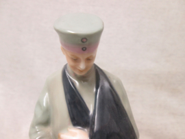 German statue made of china, nicely marked. Porseleinen beeld ( vaas) van een Duitse soldaat die gewond uit de Eerste Wereldoorlog terug komt en bloemen krijgt overhandigd. genummerd en gemerkt Zeldzaam stuk. TOP 19 cm..
