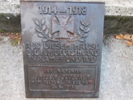 Iron house plaque German soldier. Gietijzeren grafplaat welke je aan de gevel kon hangen als je zoon of man gesneuveld was, platen zijn op naam welke je kon veranderen 33 bij 27 cm, bijzonder stuk.
