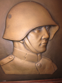 Bronzen plaquette van ee nZwitserse soldaat ingelijst WO2. Op naam, zeer bijzonder.