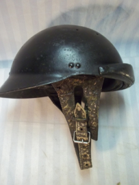 French helmet of the armoured corps, Mdl.1926, with infantry badge, nicely marked. Franse helm van de gemotoriseerde eenheden, tank- motor, mooie helm welke heden ten dage moeilijk te vinden zijn
