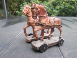 2 boeren paarden die een kar moeten trekken.