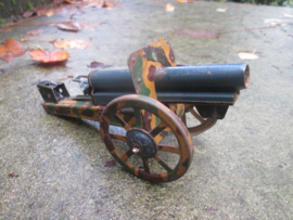 Tin gun. Blikken kanon camo bespeeld.