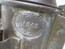 British military traffic light. Engelse lamp met etiket, gedateerd 1943, compleet met brander, veelal gebruikt om de richting aan te geven, zeer decoratief stuk.