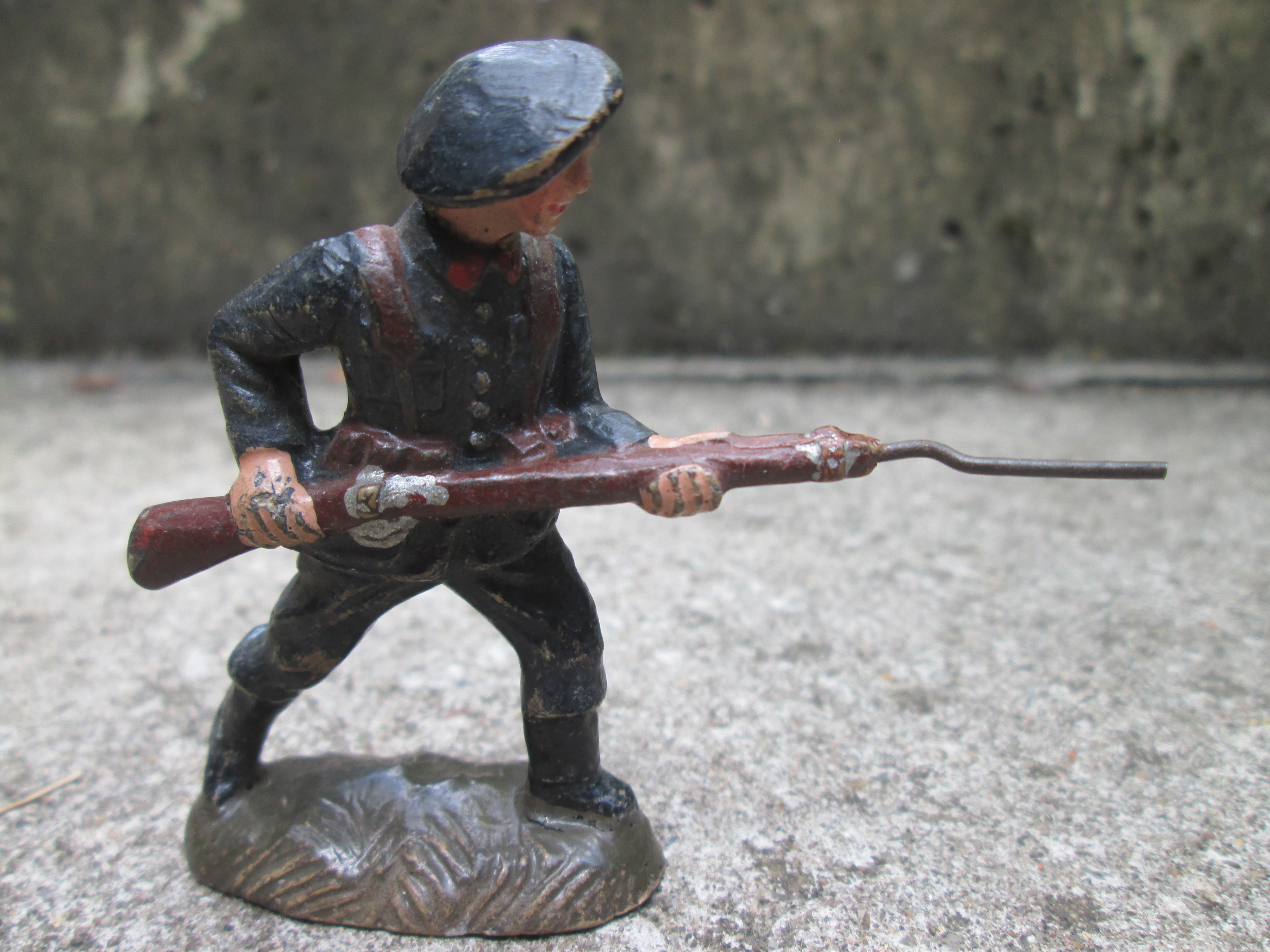 French chausseur alpine soldier. Speelgoed soldaatje Franse Alpine jager met blauwe baret