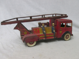 Tin toy fire- truck of the French Fire brigade, (PARIS) not working. Blikken brandweerauto  made in France met op de deur het embleem van de Parijse Brandweer. niet werkend. jaren 40.