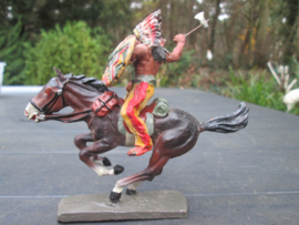 ELASTOLIN Indiaan op paard met strijdbijl.