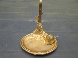 French watch holder standard. Frans Horloge standaard brons vuurverguld met Franse miniatuur helm en bajonet gegraveerd met SOUVENIR  d´un prisonnier de Guerre a sa Marraine 1919 Alfred- Anna. Krijgsgevangen herinnering. TOP stuk.