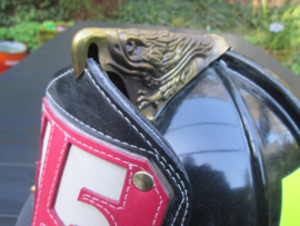 American firefighterhelmet in mint condition. Amerikaanse brandweerhelm in een zeer nette mint staat met gelaatsscherm, en bovenop de adelaar die de helmplaat vast houd. zeer leuk geheel.