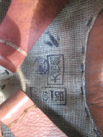 Japanese tank helmet summer type, nicely marked. Japanse tankhelm zomer uitvoering, gremaakt van bruin kleurig stof met voorop de japanse ster, markering aan de binnenkant bijzonder stuk.