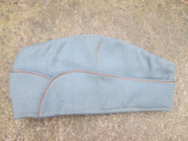 Dutch officers overseas cap with gold piping. Nederlands kwartiersmuts officier met gouden bies, motvrij. paar vlekjes, mooie satijnen binnenvoering, hoort bij het buitenmodel uniform. leuk stuk.