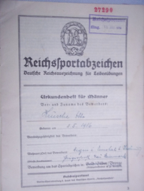 Duitse oorkonde voor het bronzen sport abzeichen D.R.L. mooi ingevuld document met man op foto in uniform van de Luftwaffe. zeer aparte foto zie petkoord.