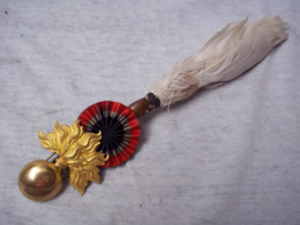 French shako badge officer. Frans shako model 1886 embleem officier, compleet met pluim. Vuurverguld.