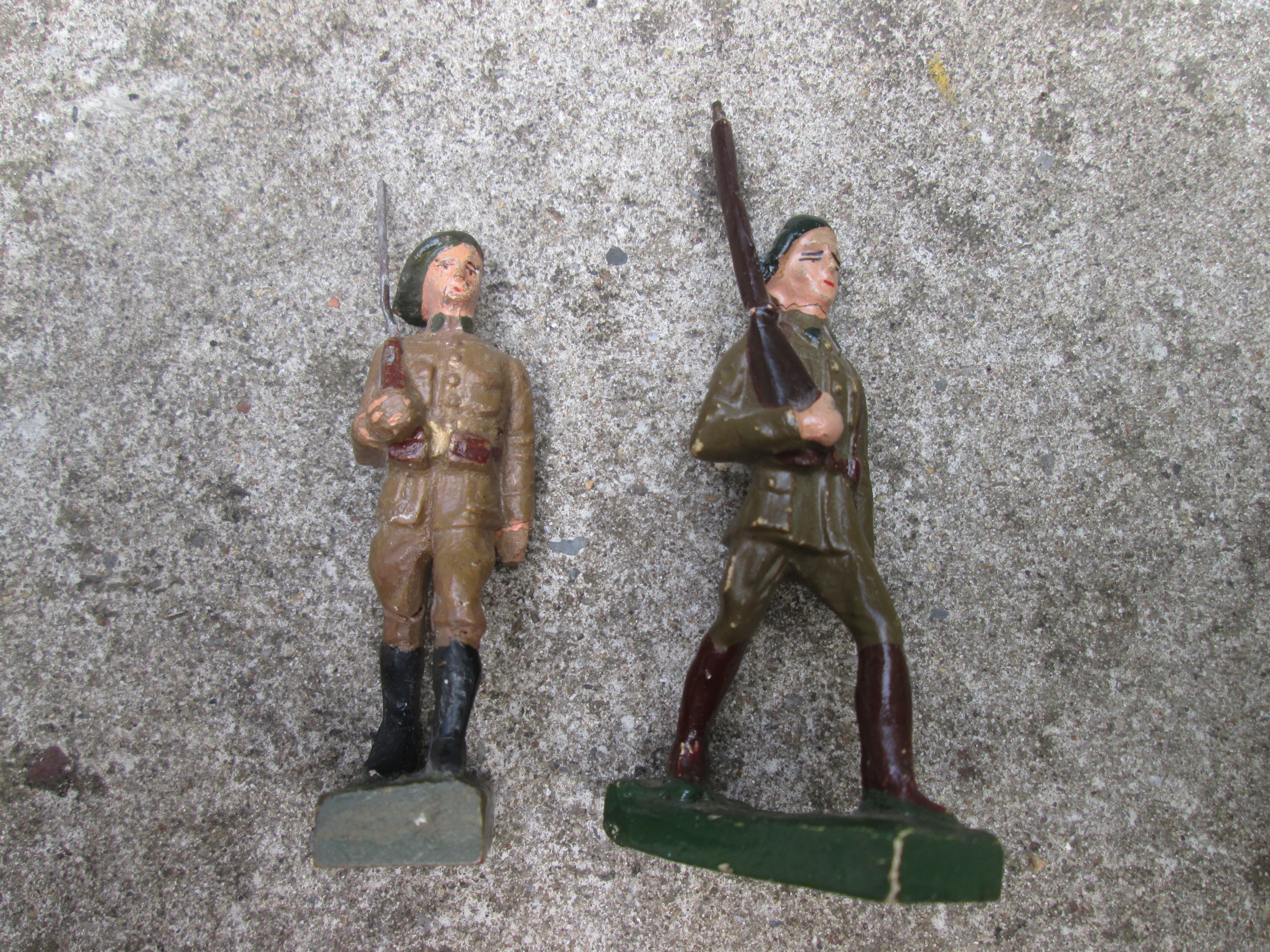 Fabrication Belge FB 2 Belgium soldiers chausseur Ardenne. 2 Belgische soldaten, Ardense jagers marcherend.