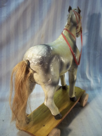 Toy horse  25 cm, papier mange. Speelgoed trekpaardje gemaakt van papier mange. geheel compleet zeer bijzonder