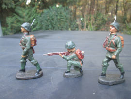 ELASTOLIN 3 Ita+ian soldiers. drie Italiaanse soldaten typische kraagemblemen en helm. goede staat