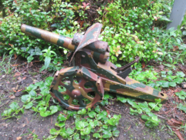 German tin toy canon, Duits blikke nspeelgoed kanon, mimikri geverfd camouflage niet werkend zeer decoratief.