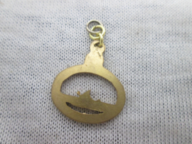 German pendant for watch chain submarine badge Imperial Navy. Horloge ketting embleem Onderzeeboot medaille Keizerlijke Marine goud kleurig.