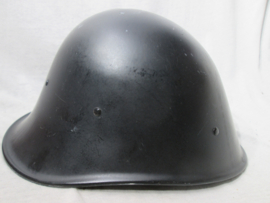 Nederlandse helm van de oproerpolitie jaren 50, in een totale MINT staat, bijzonder is het dat deze helm van model 1927-1928 is, voorzien dan van een nieuw binnenwerk  om doorgedragen te worden door de politie.