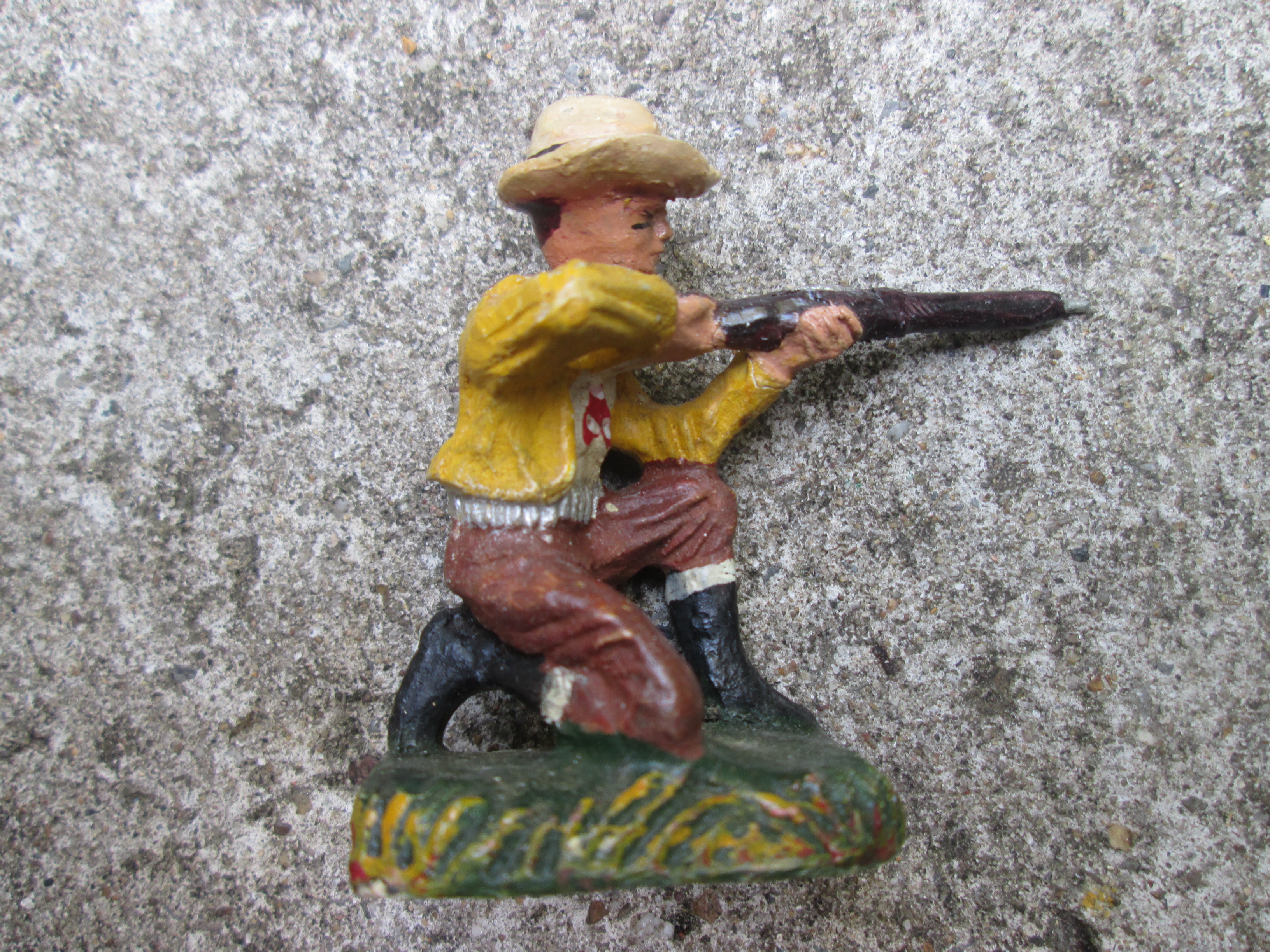 DURSO cowboy with rifle. Durso cowboy met geweer knielend