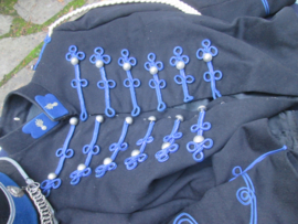 Dutch ERE ESCORTE helmet uniform and saddle blanket ( sjabrak) . Lot van Rijkspolitie ere  escorte helm, uniform en paarde deken met emblemen.